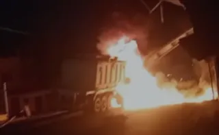 Imagem ilustrativa da imagem Carreta derruba torre de fios de alta tensão e causa explosões em Vila Velha