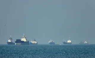 Imagem ilustrativa da imagem Irã anuncia fechamento do Estreito de Hormuz após ataques de Israel ao Líbano