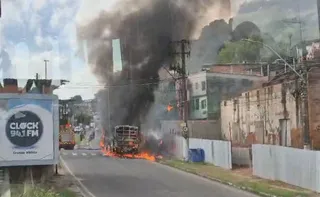 Imagem ilustrativa da imagem Ônibus é incendiado após jovem morrer em confronto com a polícia em Vila Velha