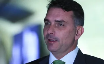Imagem ilustrativa da imagem Flávio Bolsonaro visitou Vorcaro após primeira prisão do ex-banqueiro