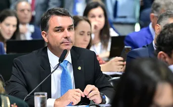 Imagem ilustrativa da imagem Flávio diz que vai aceitar resultado das urnas e que TSE é diferente de 2022