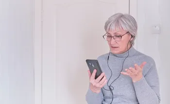 Imagem ilustrativa da imagem Vídeos no celular podem causar confusão mental em idosos