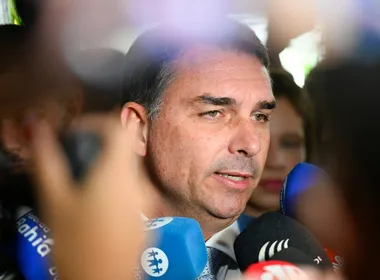 Imagem ilustrativa da imagem Polícia investiga suspeita de explosivos em carro de Flávio; ameaça é descartada