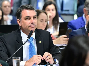 Imagem ilustrativa da imagem Flávio diz que vai aceitar resultado das urnas e que TSE é diferente de 2022