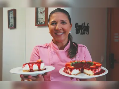 Torta de cookie com recheios cremosos e camadas de chocolate