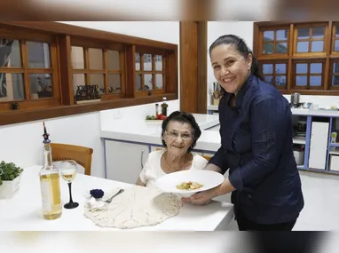 Torta de cookie com recheios cremosos e camadas de chocolate