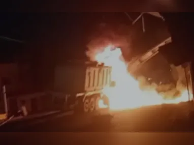 Imagem ilustrativa da imagem Carreta derruba torre de fios de alta tensão e causa explosões em Vila Velha