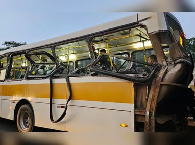 Imagem ilustrativa da imagem Acidente entre carreta e ônibus deixa 5 feridos em estado grave em Colatina