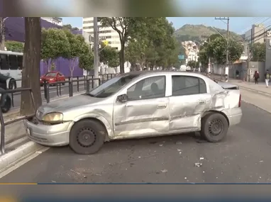 Imagem ilustrativa da imagem Homem furta carro, avança sinal vermelho e causa acidente em Vitória