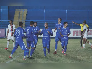 Breno Melo, jovem meio-campista e destaque do Rio Branco na temporada, carrega a bola durante a final nacional contra o Anápolis/GO