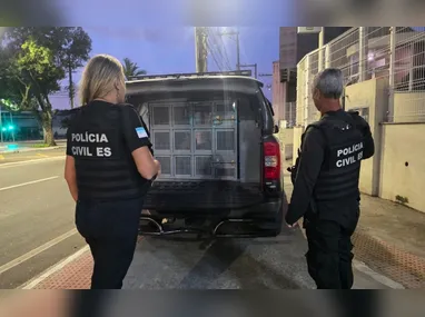 Após colidir com a carreta, veículo bateu em grade de proteção e ficou atravessado na avenida