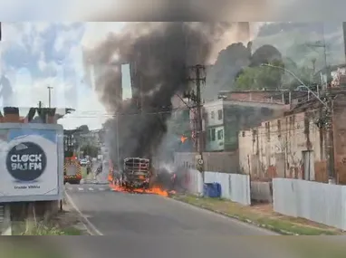 Imagem ilustrativa da imagem Ônibus é incendiado após jovem morrer em confronto com a polícia em Vila Velha
