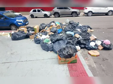 Lixo acumulado na Rua 15 de Novembro, em Vila Velha