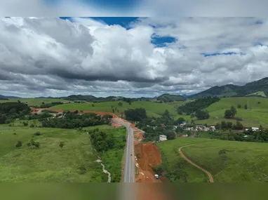 Máquinas estão demolindo o canteiro central, tirando placas, semáforos e postes para o início da construção