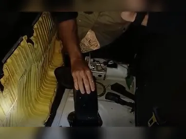 Imagem ilustrativa da imagem VÍDEO | PRF encontra 19 kg de droga escondidos em tanque de carro na BR-262 no ES