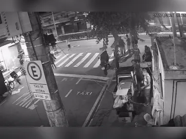 O incidente ocorreu após o filho da vítima atear fogo na própria motocicleta para fugir de uma abordagem policial