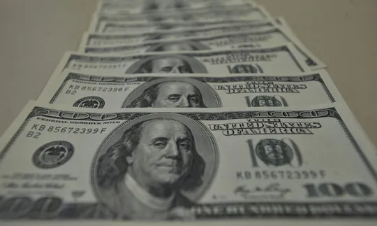 Imagem ilustrativa da imagem Dólar abre em alta de mais de 8% após vitória de Lula, e juros futuros disparam