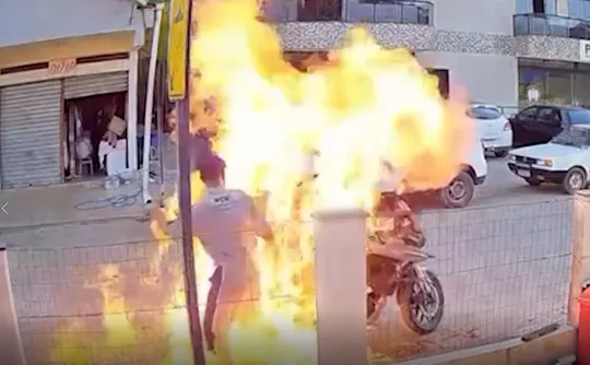 Imagem ilustrativa da imagem VÍDEO | Homem coloca fogo em motocicleta na frente de policiais no ES