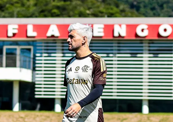 Imagem ilustrativa da imagem Arrascaeta é relacionado no Flamengo após desfalcar Uruguai por lesão na Copa