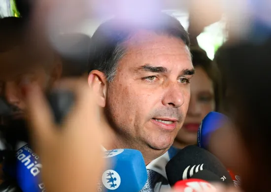 Imagem ilustrativa da imagem Flávio diz que tarifa é do Lula, e Pix é 'do Brasil e de Bolsonaro'
