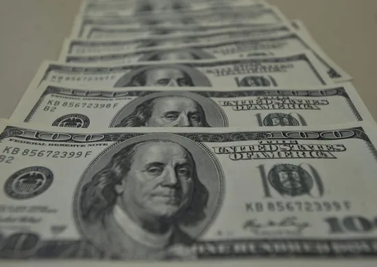 Imagem ilustrativa da imagem Dólar abre em alta de mais de 8% após vitória de Lula, e juros futuros disparam