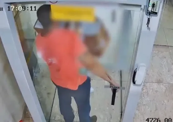 Imagem ilustrativa da imagem Ex-gerente que furtou R$ 1,5 milhão de banco agride sogra e é esfaqueado no ES