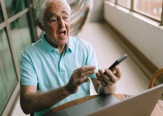 Imagem ilustrativa da imagem Isolamento e irritabilidade: quando o uso de celular se torna alerta para idosos