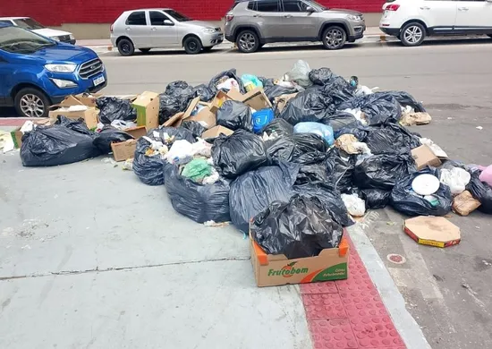 Imagem ilustrativa da imagem Paralisação da coleta de lixo deixa ruas tomadas por resíduos em Vila Velha