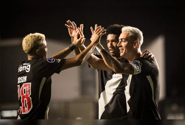 Jogadores do Vasco comemoram gol da equipe