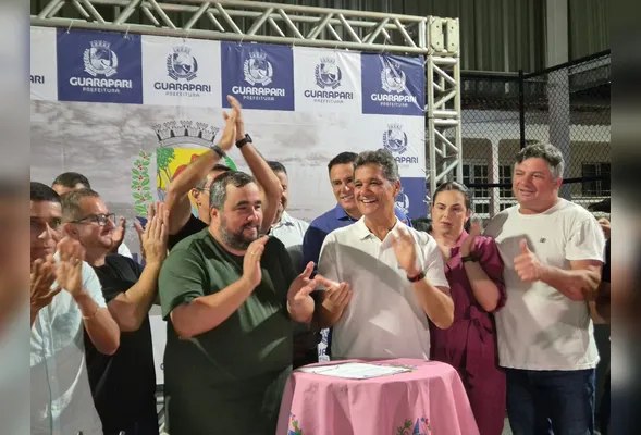 Borges e Ricardo Ferraço com vereadores em evento no qual a informação sobre o aeroporto foi revelada