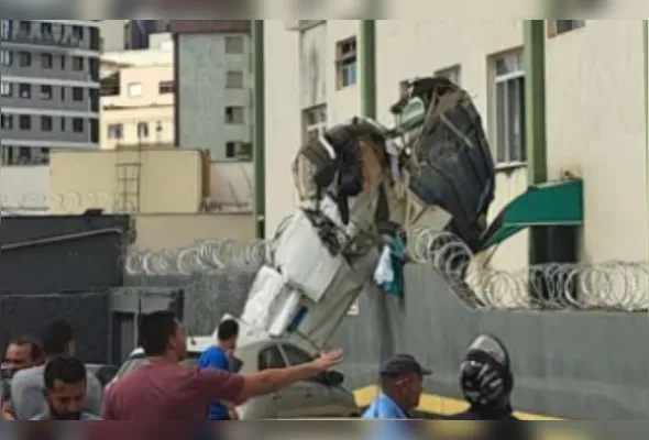 Imagem ilustrativa da imagem Avião de pequeno porte bate em prédio e deixa ao menos três mortos em BH