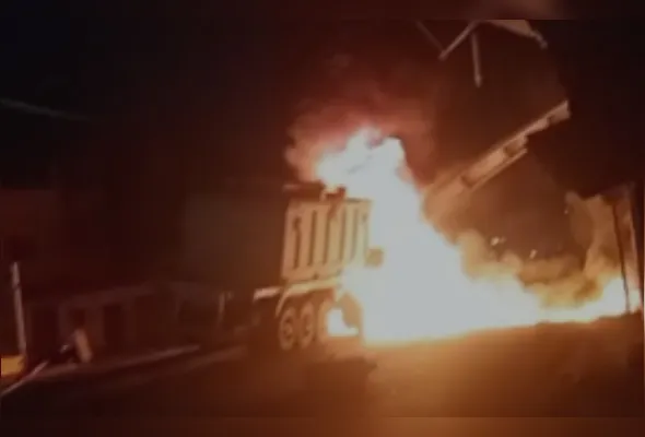 Cabine da carreta ficou tomada pelas chamas