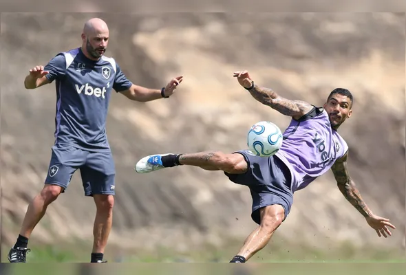 Franclim Carvalho observa a finalização do volante Allan, que será titular hoje, durante o treinamento