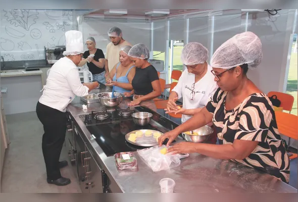 Alunos durante aula com a professora Glauciane Souza na Unidade Móvel de Gastronomia do Senac-ES