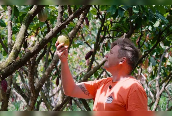 Marcos Redighieri compartilha com  turistas uma experiência que vai do cacau à degustação de chocolate