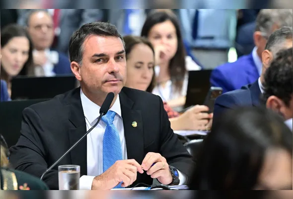 Flávio Bolsonaro chamou Moraes de "tirano"
