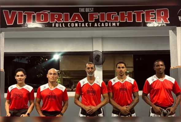 Laécio Nunes, ao centro, na academia Vitória Fighter
