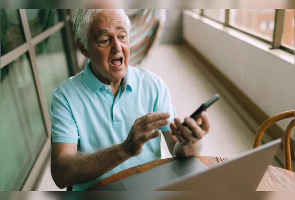 Imagem ilustrativa da imagem Isolamento e irritabilidade: quando o uso de celular se torna alerta para idosos