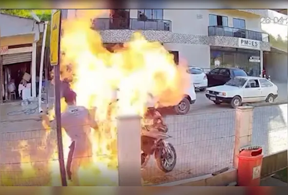 O incidente ocorreu após o filho da vítima atear fogo na própria motocicleta para fugir de uma abordagem policial