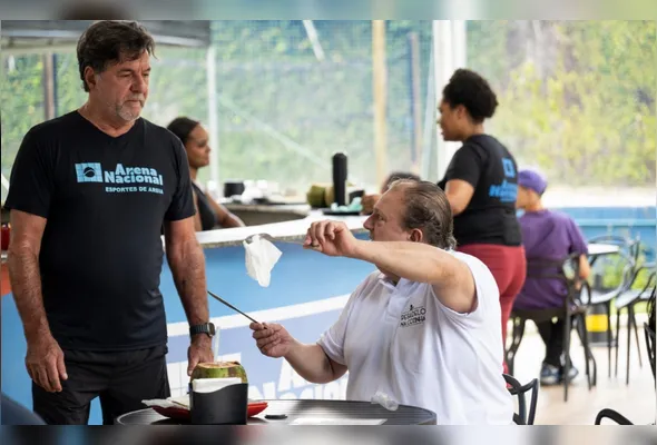 O chef Erick Jacquin se queixa dos talheres sujos colocados na mesa