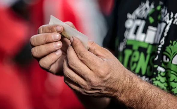 Imagem ilustrativa da imagem Serra aprova lei que proíbe o uso de maconha em áreas públicas sob pena de multa