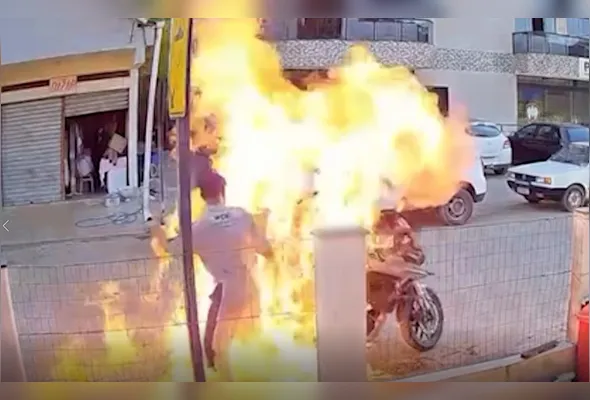 Imagem ilustrativa da imagem VÍDEO | Homem coloca fogo em motocicleta na frente de policiais no ES
