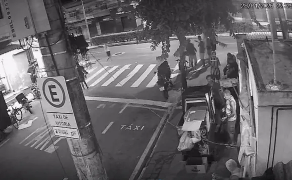 Imagem ilustrativa da imagem VÍDEO: Ataque a tiros próximo a quartel da PM deixa três feridos em Vitória