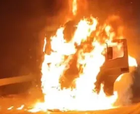 Imagem ilustrativa da imagem BR-101 fica totalmente interditada após carreta pegar fogo em Anchieta
