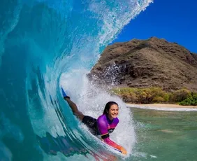 Imagem ilustrativa da imagem Bodyboarding: Mãe e filha representam o ES nas ondas do Paraná