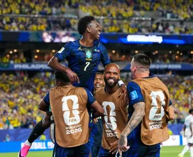 Imagem ilustrativa da imagem Brasil desencanta, vence o Haiti e assume a liderança do Grupo C