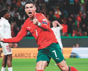 Imagem ilustrativa da imagem Cristiano Ronaldo negocia compra do Al-Nassr em consórcio com dono do Milan