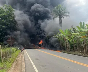 Imagem ilustrativa da imagem VÍDEO: Caminhão-tanque tomba, pega fogo e interdita rodovia em Alfredo Chaves