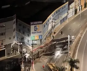 Imagem ilustrativa da imagem Caminhoneiro morre após perder o controle de carreta e cair de viaduto em Cariacica