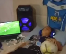 Imagem ilustrativa da imagem Capixaba apaixonado por futebol encanta a web ao "dormir pronto para jogo"